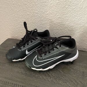 Nike Kids' Black and White baseball tball softball cleats